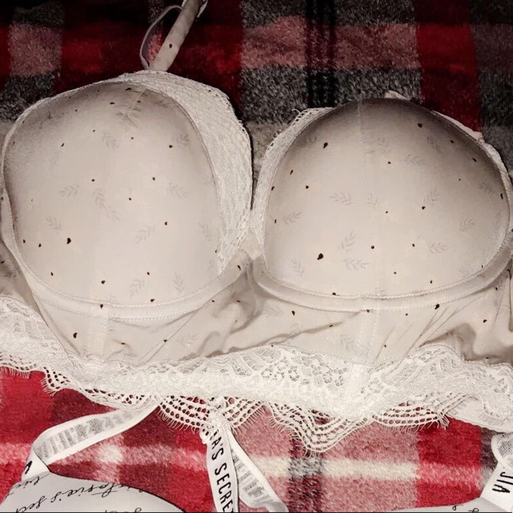 Victoria’s Secret bras . - Picture 3 of 3